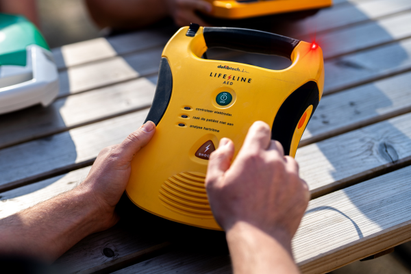 AED knippert rood – wat te doen
