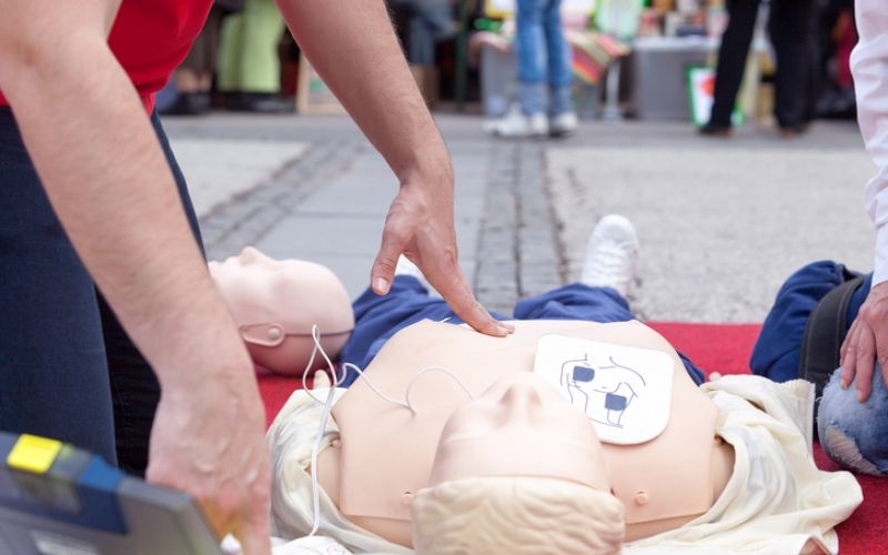 Waarom geeft een AED soms geen schokadvies?