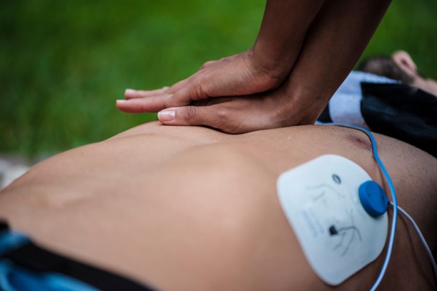 Kan een AED gebruikt worden op iemand met een pacemaker?