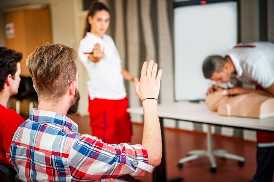 Motie voor EHBO in het onderwijs aangenomen door Tweede Kamer